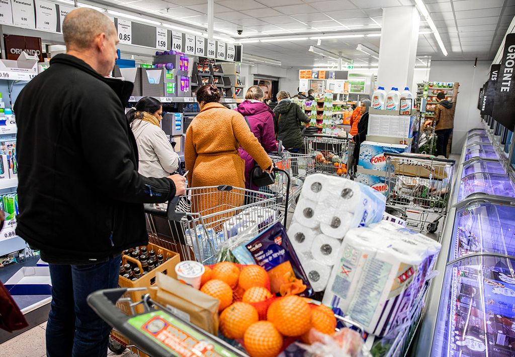 Supermarkten die normaal fel concurreren, werken schouder aan schouder en die fase is er nog steeds. - Foto: ANP