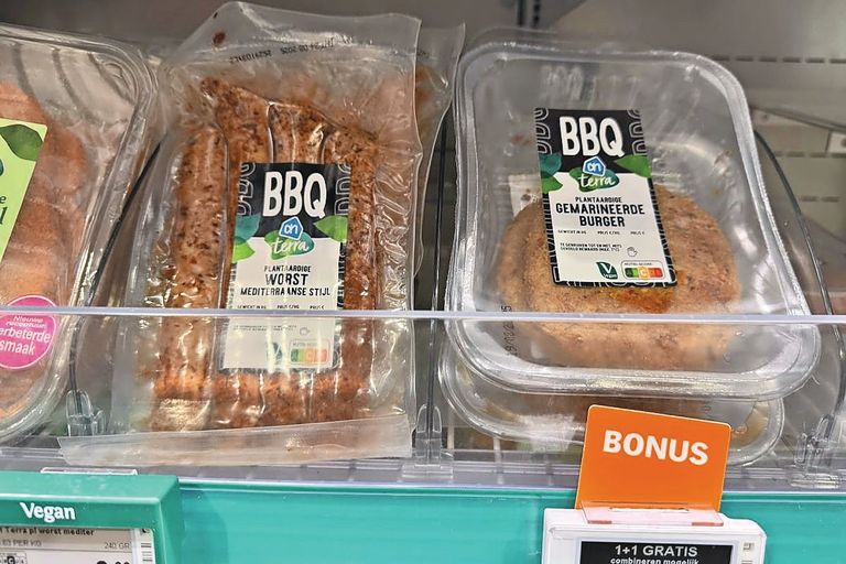 Albert Heijn ziet de vraag naar plantaardige alternatieven voor de barbecue groeien. De producten zijn een vast onderdeel van de de barbecue-acties. Foto: Misset