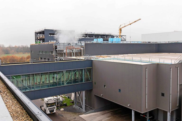 Het bedrijf van Westfort vleesproducten in IJsselstein. Links de slachterij. Via de corridor komen de karkassen in de uitbeen- en uitsnijzaal terecht. Achter de nieuwbouw. - Foto: Herbert Wiggerman