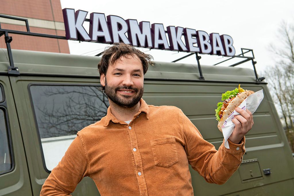 Hidde Stolwijk, CEO en medeoprichter van Karma Kebab voor een foodtruck, waarmee het bedrijf de verkoop van zijn product begon. - Foto's: Cor Salverius Fotografie