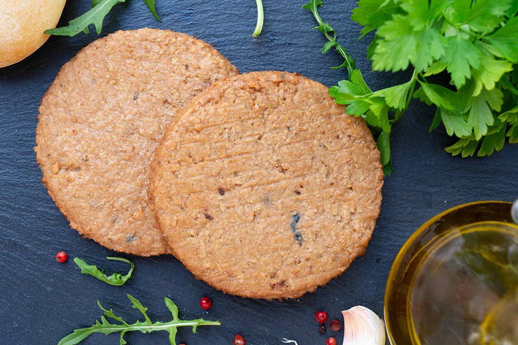 Vegaburgers. Bij de deelnemers aan het onderzoek was geen consensus over de vraag of vleesvervangers vlees moeten nabootsen of niet. - Foto: Canva/Neirfy