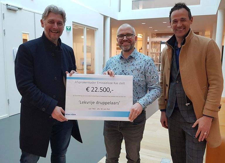 Martijn van Niel ontvangt zijn prijs van Jacco Vooijs en Marcel Belt. - Foto: Glastuinbouw Nederland