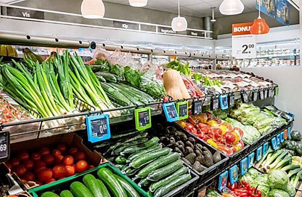 Trostomatenprijzen tonen de marktverhoudingen. Nederlandse tomaten zijn duurder dan Spaanse biologische. - Foto: AH.