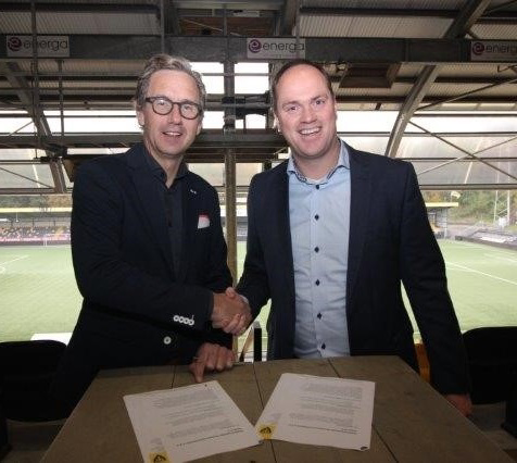 ZON gaat samenwerken met voetbalclub VVV op gebied van gezonde voeding. Topman Michiel van Ginkel (l) sloot daarvoor recent een overeenkomst.