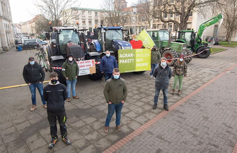 Sinds zondag zijn ook enkele honderden boeren afgereisd naar de Duitse stad Hannover. Foto: dpa Picture-Alliance via ANP