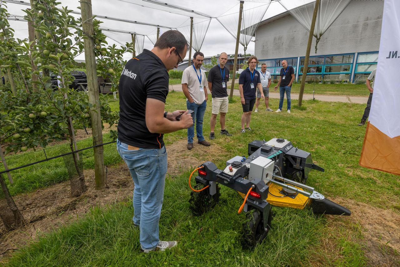 Fruittelers maken op de Evaringsdag Autonome systemen in de fruitteelt kennis met nieuwe oplossingen. Foto: Peter Roek