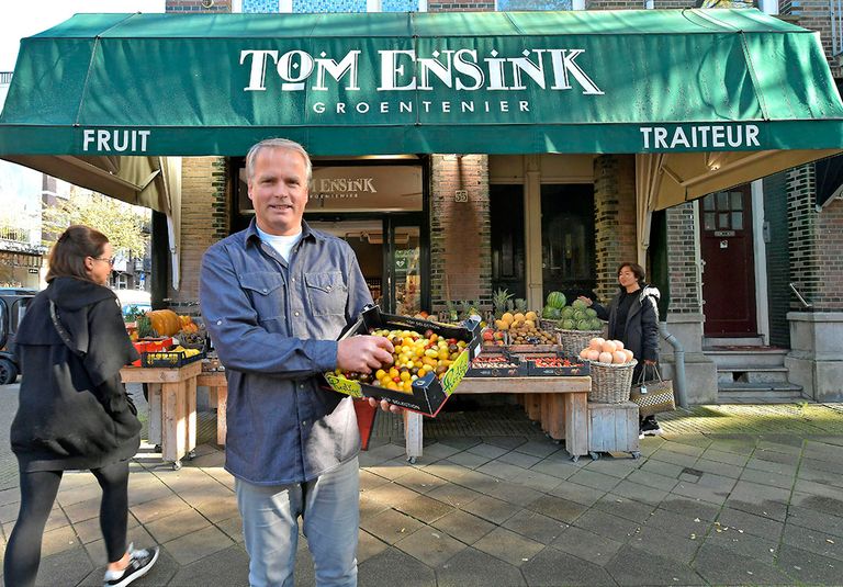 'Groentejuwelier' Tom Ensink over zijn kritische klanten: "Kleine frambozen kopen ze niet. En zit er een plekje op een appel, dan komen ze ermee terug". - Foto: Cor Salverius Fotografie