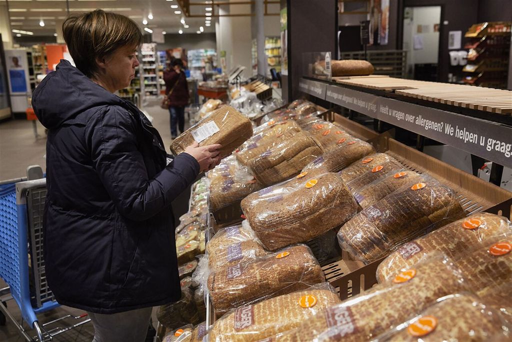 Uit onderzoek van Wageningen University & Research (WUR) weet Albert Heijn dat er relatief gezien veel brood verspild wordt. - Foto: ANP