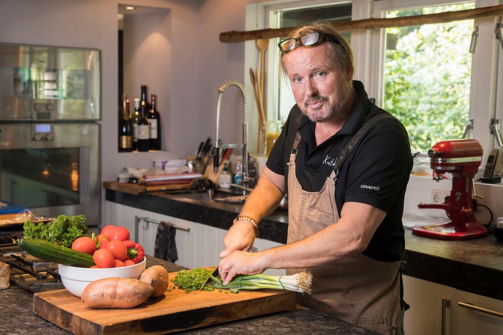Chef-kok Guido Waterman is culinair ambassadeur van de promotiecampagne 'Onze kip'. - Foto: Koos Groenewold