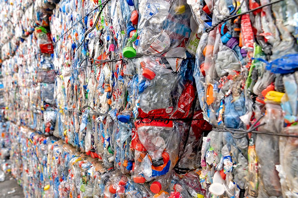PET-flessen liggen klaar om gerecycled te worden. In 2025 moeten PET-flessen voor minimaal 25% zijn gemaakt van gerecycled plastic. Foto: ANP