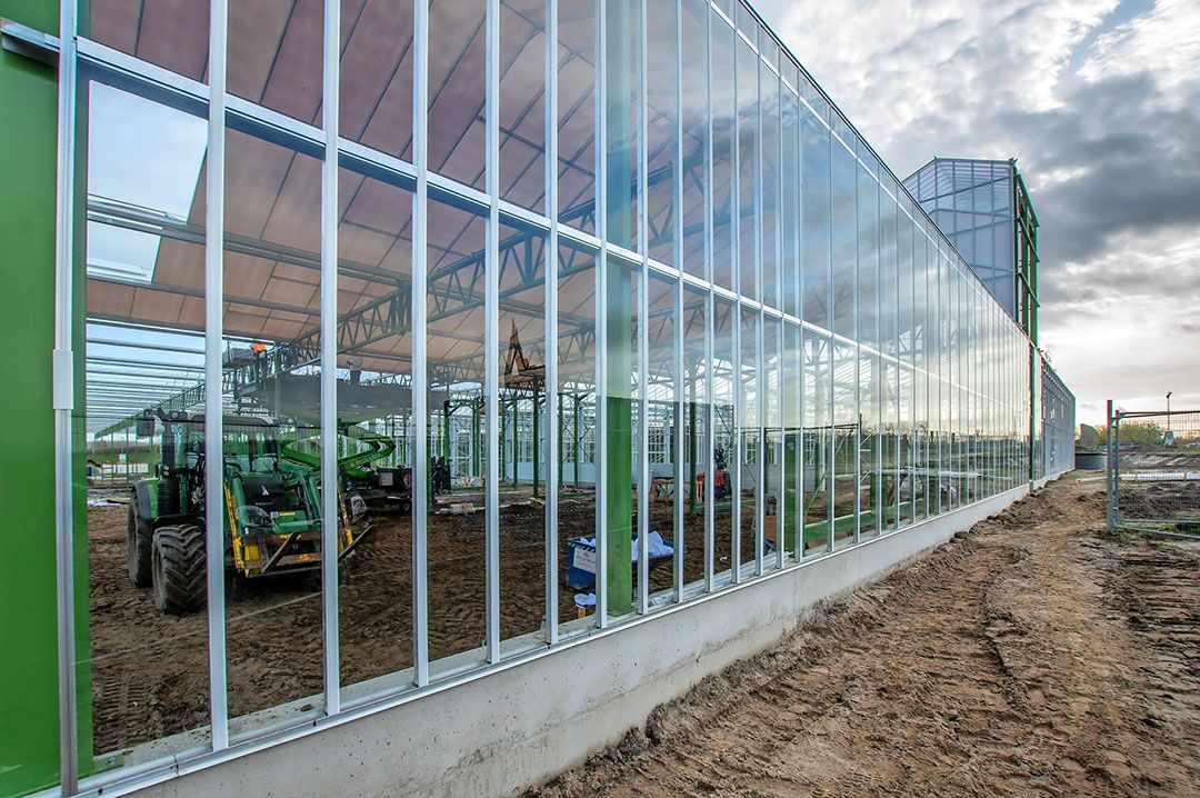 De kas van de Floriade, hier nog in aanbouw, is de plek waar de tuinbouw zich laat zien. - Foto: Floriade