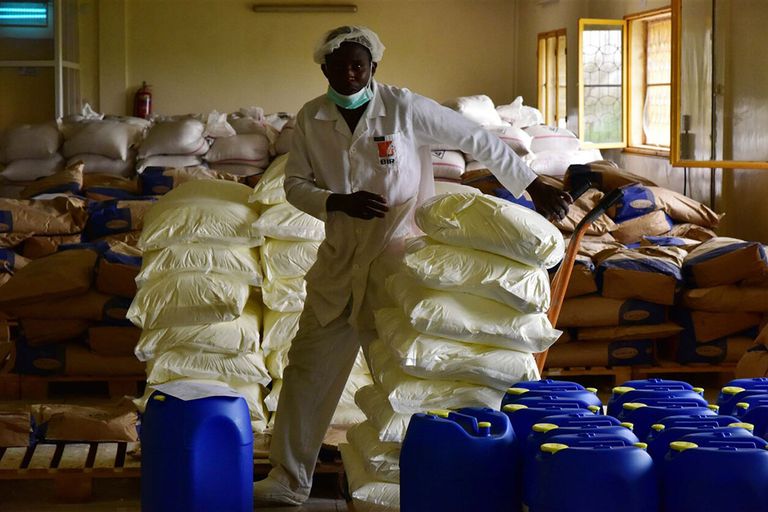 Een medewerker in een magazijn voor onder andere mageremelkpoeder in Nigeria. - Foto: ANP