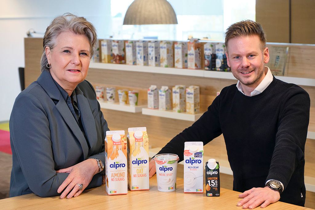 Simone Broxks, Nutrition Manager Nederland, en Erik-Jan van den Brand, Plant-Based Unit Director bij Alpro. - Foto: Roel Dijkstra Fotografie