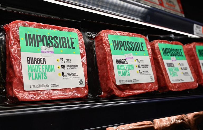 Plantaardige hamburgers van Impossible Foods in het schap van een supermarkt in New York. - Foto: ANP