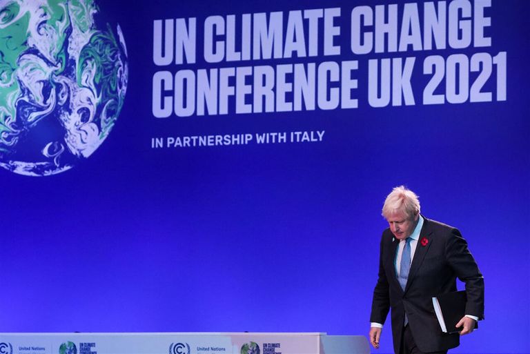 De Britse premier Boris Johnson verlaat het podium na zijn openingsspeech op de  klimaatttop in Glasgow. - Foto: ANP