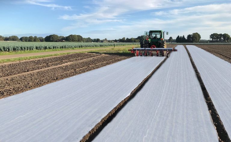 Het leggen van het 6 meter brede plano vliesdoek gaat volledig automatisch. Foto: DETO Mechanisatie