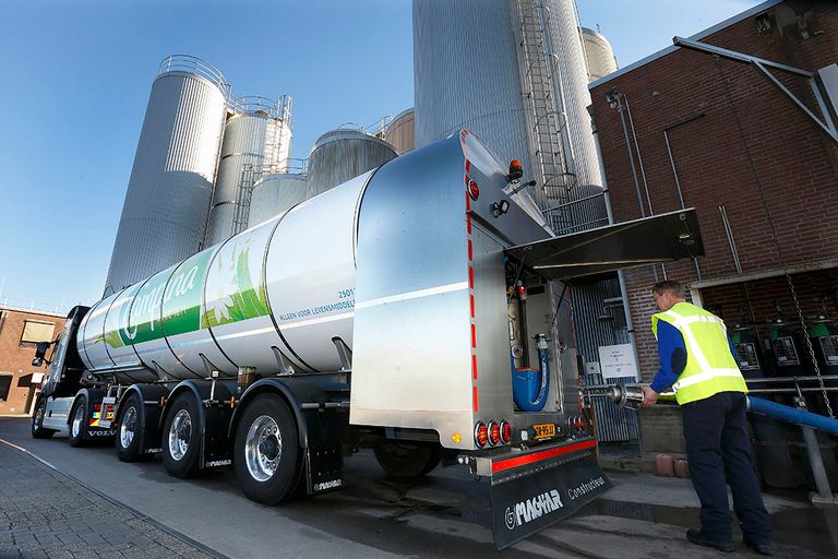 RMO van FrieslandCampina lost PlanetProof-melk bij de kaasfabriek in Steenderen. - Foto: Hans Prinsen