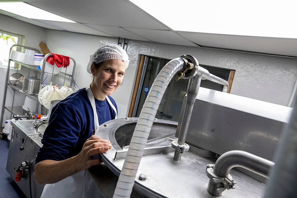 Durkje Brouwer de Koning in Vegelinsoord (Fr.) produceert samen met haar man André en moeder zuivelproducten. De Streekboer is de belangrijkste afnemer. - Foto: Anne van der Woude