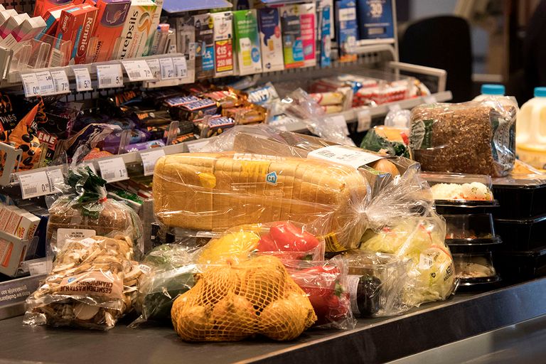 Band bij de kassa van de AH. Het onderzoek richt zich vooral op de sterke toename van grootschaliger combinaties, de toenemende internationalisatie daarvan en de rol van de grootste Europese supermarktbedrijven in die allianties. Foto: ANP