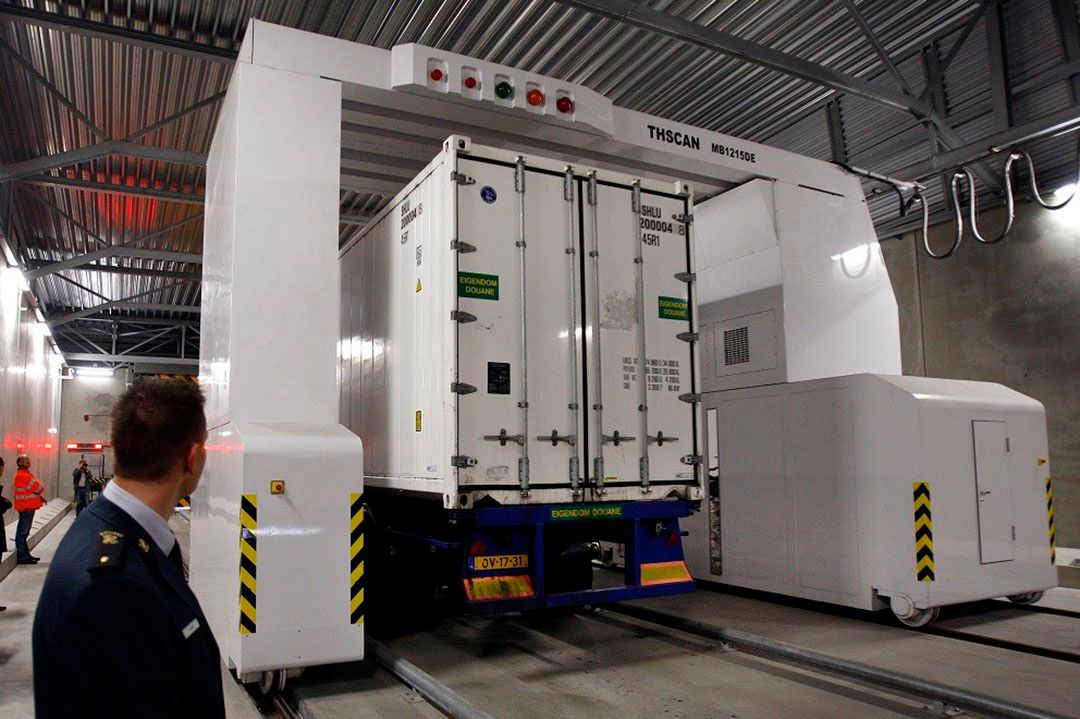 Douane Rotterdam gebruikt de containerscan. De container wordt de hal binnen gereden en de chauffeur verlaat de hal, waarna de scananalyse plaatsvindt. Foto: ANP PHOTO ROBERT VOS