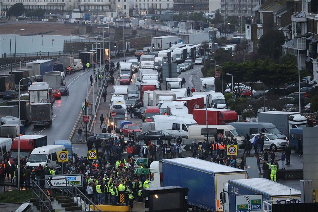 Truckers staan vast in Dover na sluiting van de Brits-Franse grens vanwege een gemuteerde variant van het coronavirus. - Foto: Stephen Lock/i-Images