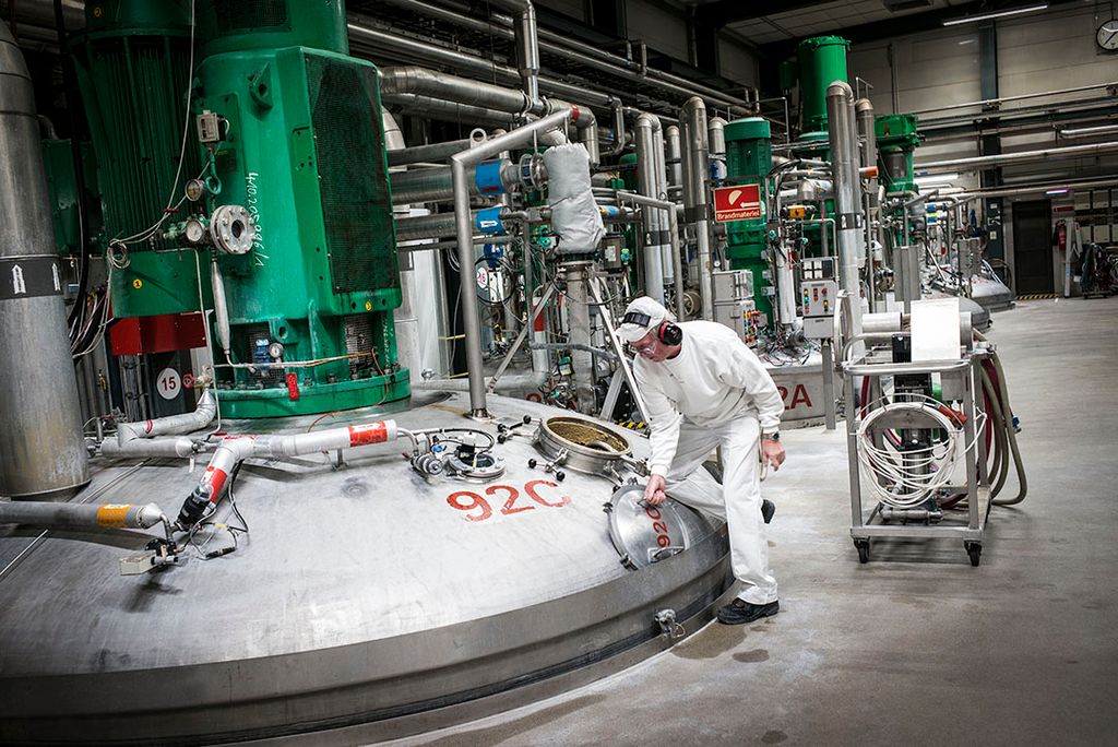 Een operator van Novozymes inspecteert een fermentatietank op de locatie van Novozymes in Kalundborg, Denemarken. - Foto: Novozymes
