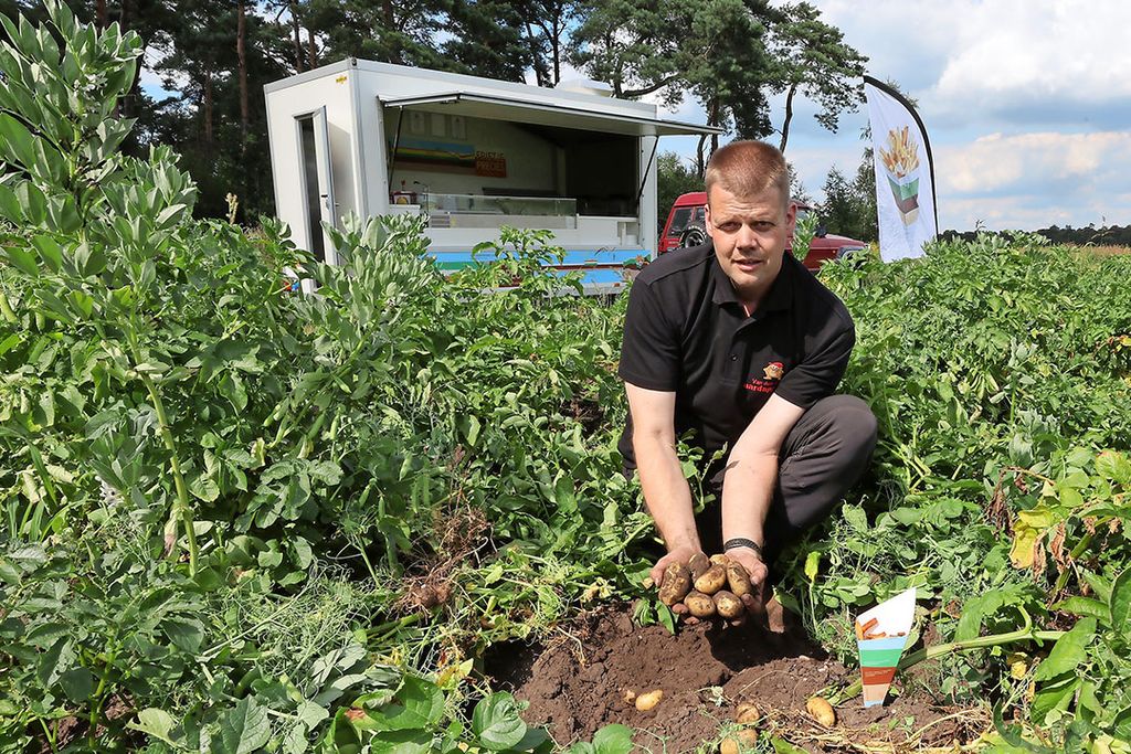 Akkerbouwer Jacob van den Borne heeft klimaatneutrale frites ontwikkeld onder de naam Frietje Precies. Foto: Bert Jansen