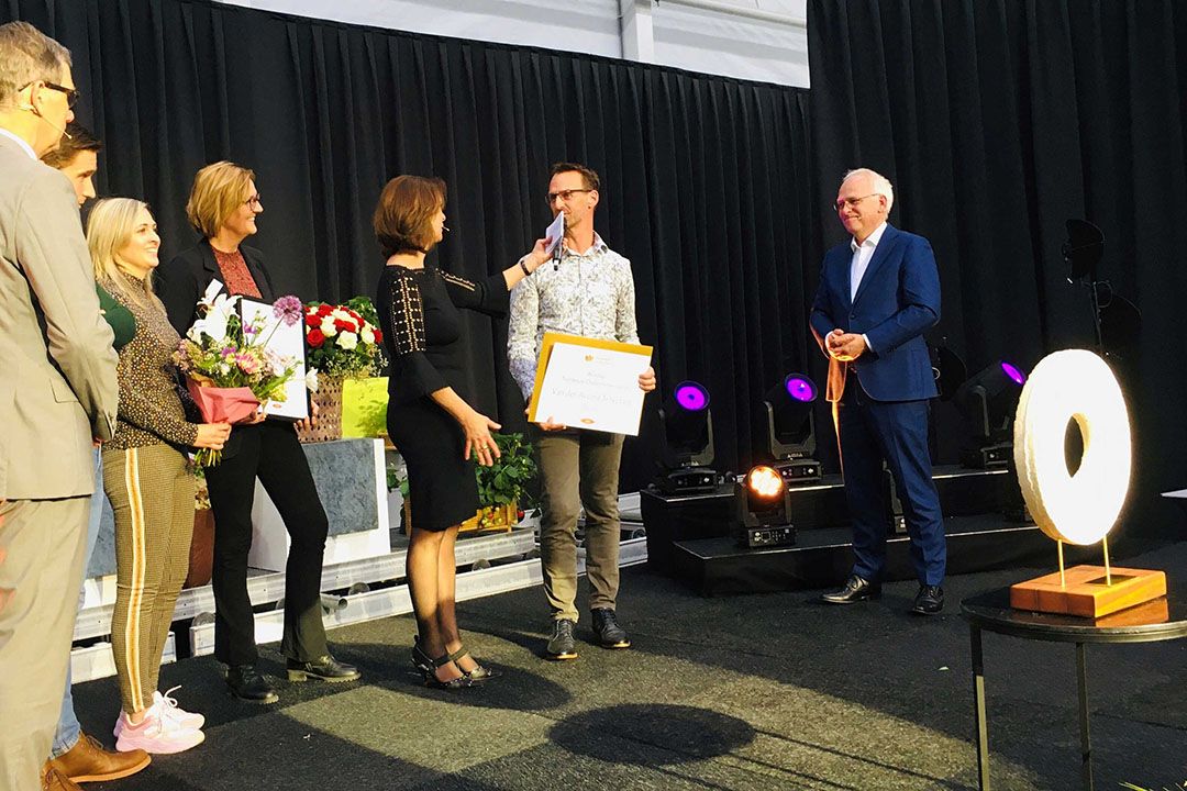 Van der Avoird Trayplant wint de Tuinbouwondernemersprijs 2023. Peter van der Avoird ontving de prijs ​​uit handen van landbouwminister Piet Adema. - Foto: Ton van der Scheer