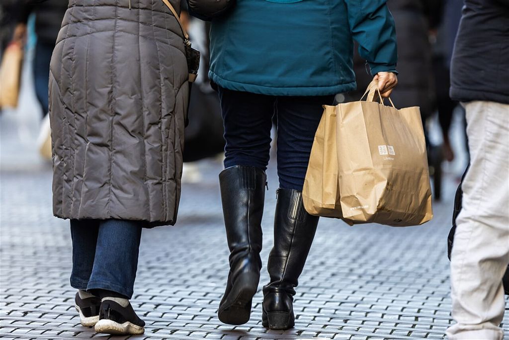 Net geen 6 op de 10 topmanagers geeft aan de stijgende kosten deels te kunnen doorberekenen aan klanten. Daarnaast denkt 36% de hogere uitgaven volledig te kunnen doorberekenen. - Foto: ANP