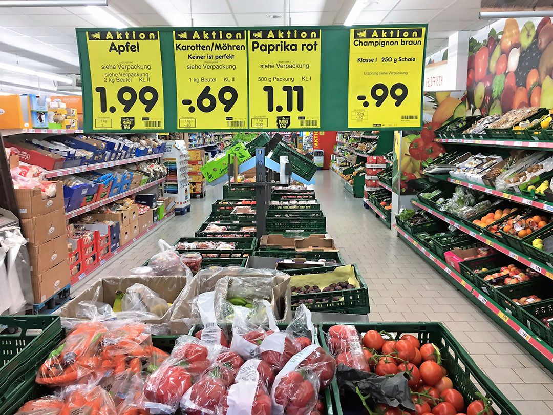 De Duitse discounter Netto biedt niet zo’n brede keuze, maar toch vruchtgroente uit Nederland, Duitsland, Spanje en België. - Foto's: Ton van der Scheer