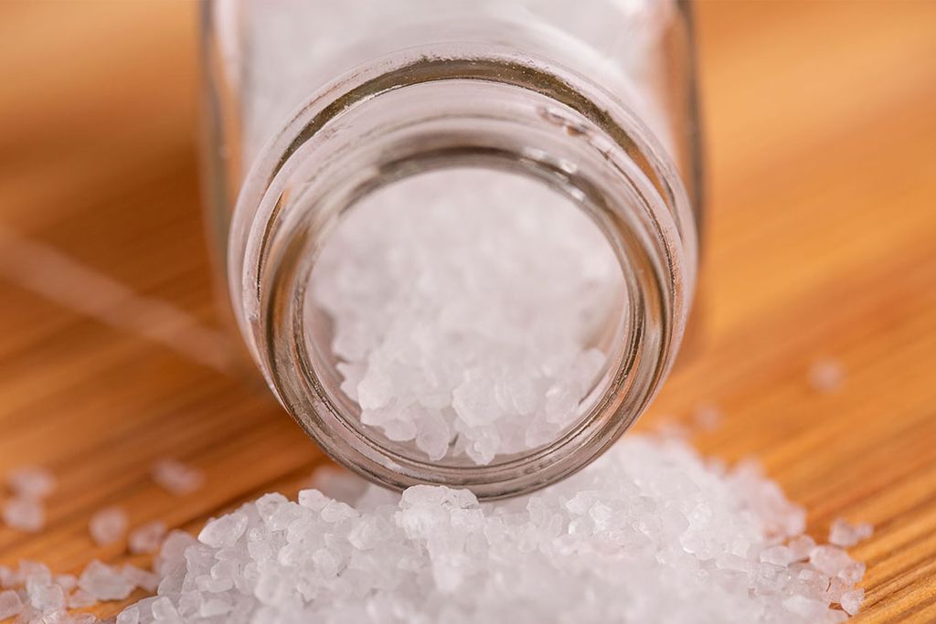 Het zoutgehalte van producten zit in 72% van de gevallen op of onder de norm. - Foto: Canva