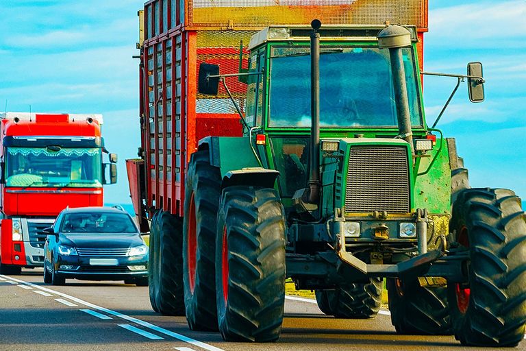 In het kader van de registratie- en kentekenplicht voor landbouwvoertuigen moeten eigenaren van landbouwvoertuigen hun voertuig voor 1 januari 2022 registeren bij de RDW. - Foto: Canva