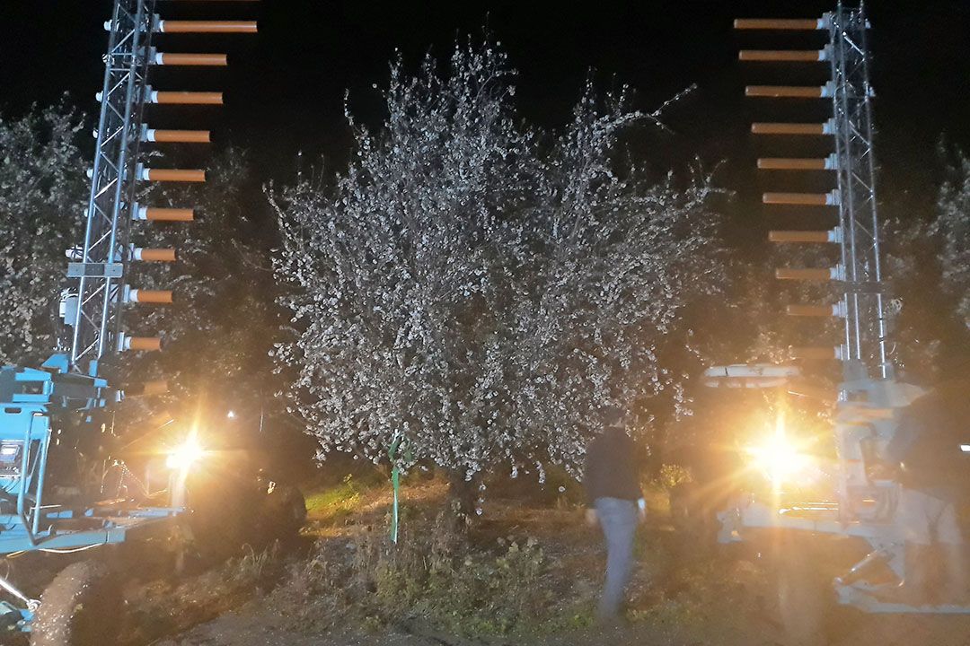 Kunstmatige bestuiving van amandelen in Israël. Onbemande machines kunnen dag en nacht doorwerken. - Foto: Edete Precision Technologies for Agriculture