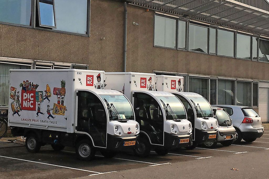 De elektrische karretjes van Picnic vormen een mooie combi met de futuristische kweekkamers van Plantlab. - Foto: Ton van der Scheer