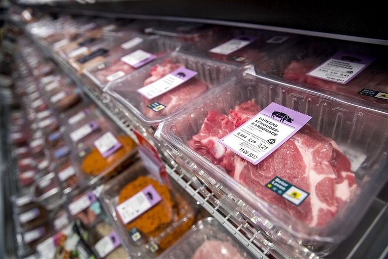 Varkensvlees in het schap van een supermarkt. - Foto: ANP