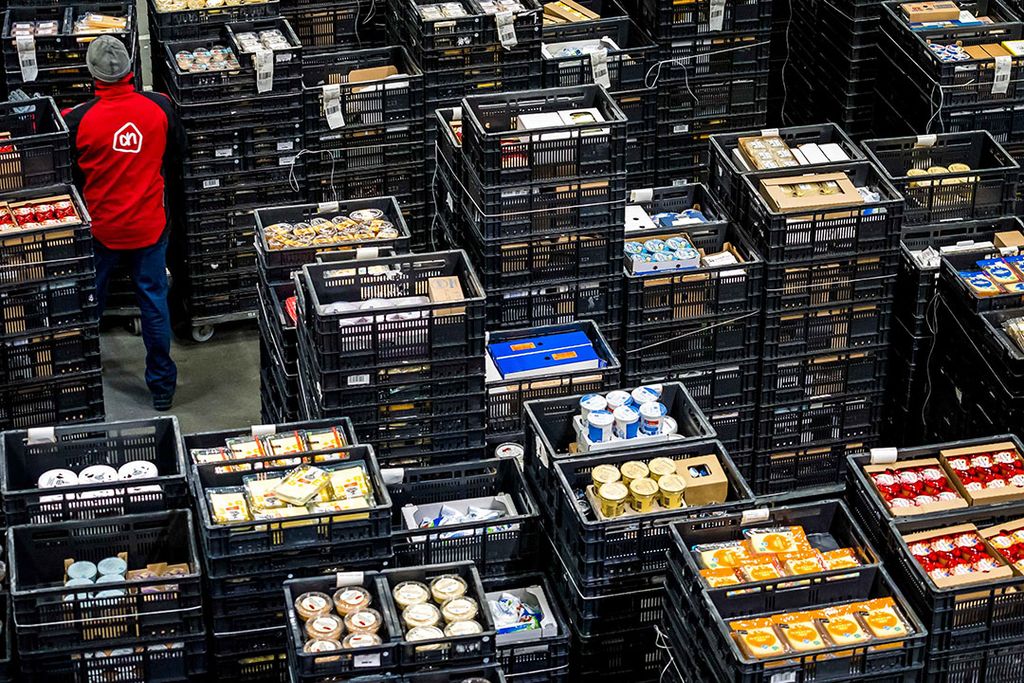 Supermarkten liepen door hamstersessies aan tegen een beperkt aantal vrachtwagens voor belevering en het toenemende aantal online bestellingen. - Foto: ANP