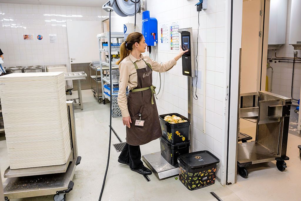 Met behulp van de Orbisk weegschaal heeft Albron op haar cateringlocatie bij Rijkswaterstaat in Utrecht de foodwaste gehalveerd.