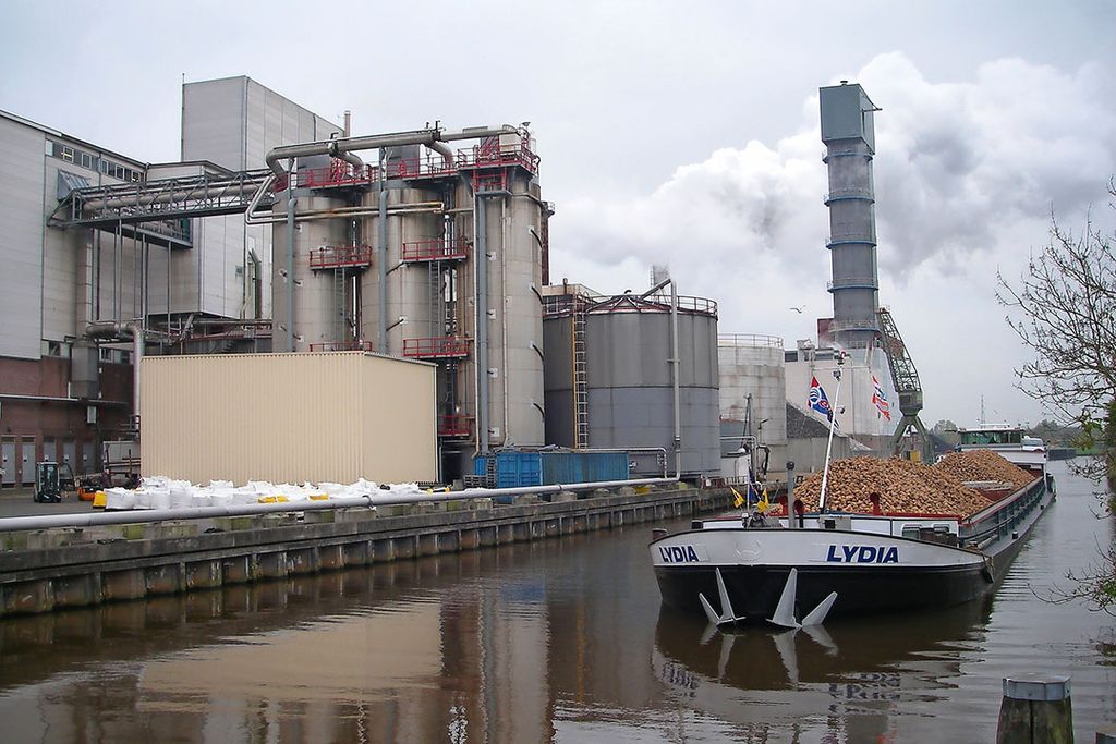 Archieffoto van bietenvervoer per schip. Volgende week start een pilot met bulk- en containervervoer van bieten over het water vanuit Zuid-Limburg. Foto: Cosun Beet Company