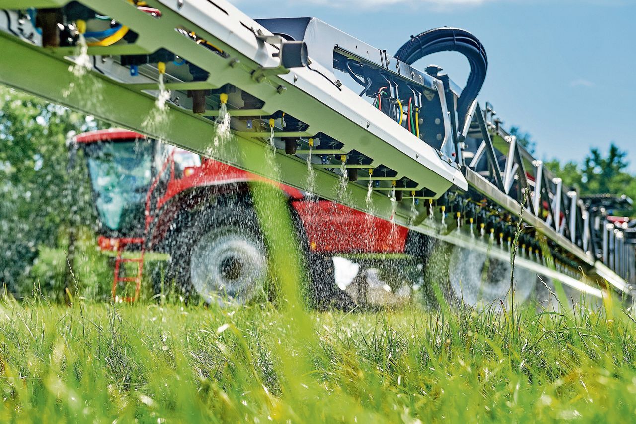 Zelfrijdende spuitmachine spuit een gewasbeschermingsmiddel. De eventuele kankerverwekkendheid van dit soort middelen gaat scherper onderzocht worden. Foto: Van Assendelft Fotografie