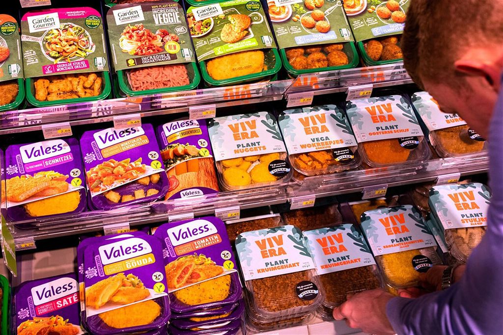 Een schap vol vleesvervangers bij een supermarkt. Blokhuis en Schouten onderschrijven de stellingname van de transitiecoalitie dat supermarkten een belangrijke rol spelen bij gezonder en duurzamer maken van de voedselomgeving. Foto: ANP