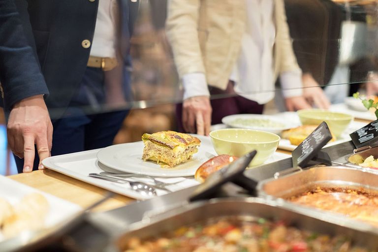 Als experiment werd in een kantine van de universiteit het menu aangepast van één maaltijd zonder vlees en twee met vlees naar twee maaltijden zonder vlees en één maaltijd met vlees. Foto: Canva