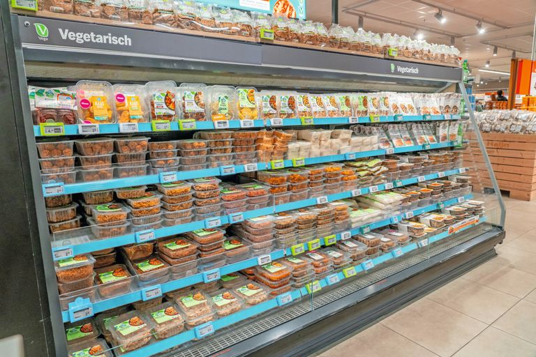 Het vleesvervangerassortiment bij Albert Heijn. Deze supermarkt scoort goed in de Superlijst Groen Europa. Foto: Jan Willem Schouten