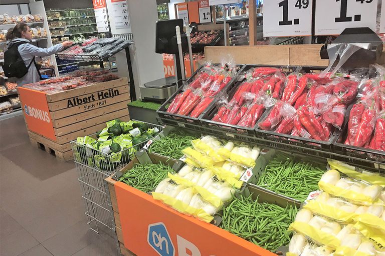 Witlof is een vaste waarde in de in de Nederlandse supermarkt., maar buiten een straal van 300 kilometer rond Brussel eet men het nauwelijks. - Foto's: Ton van der Scheer