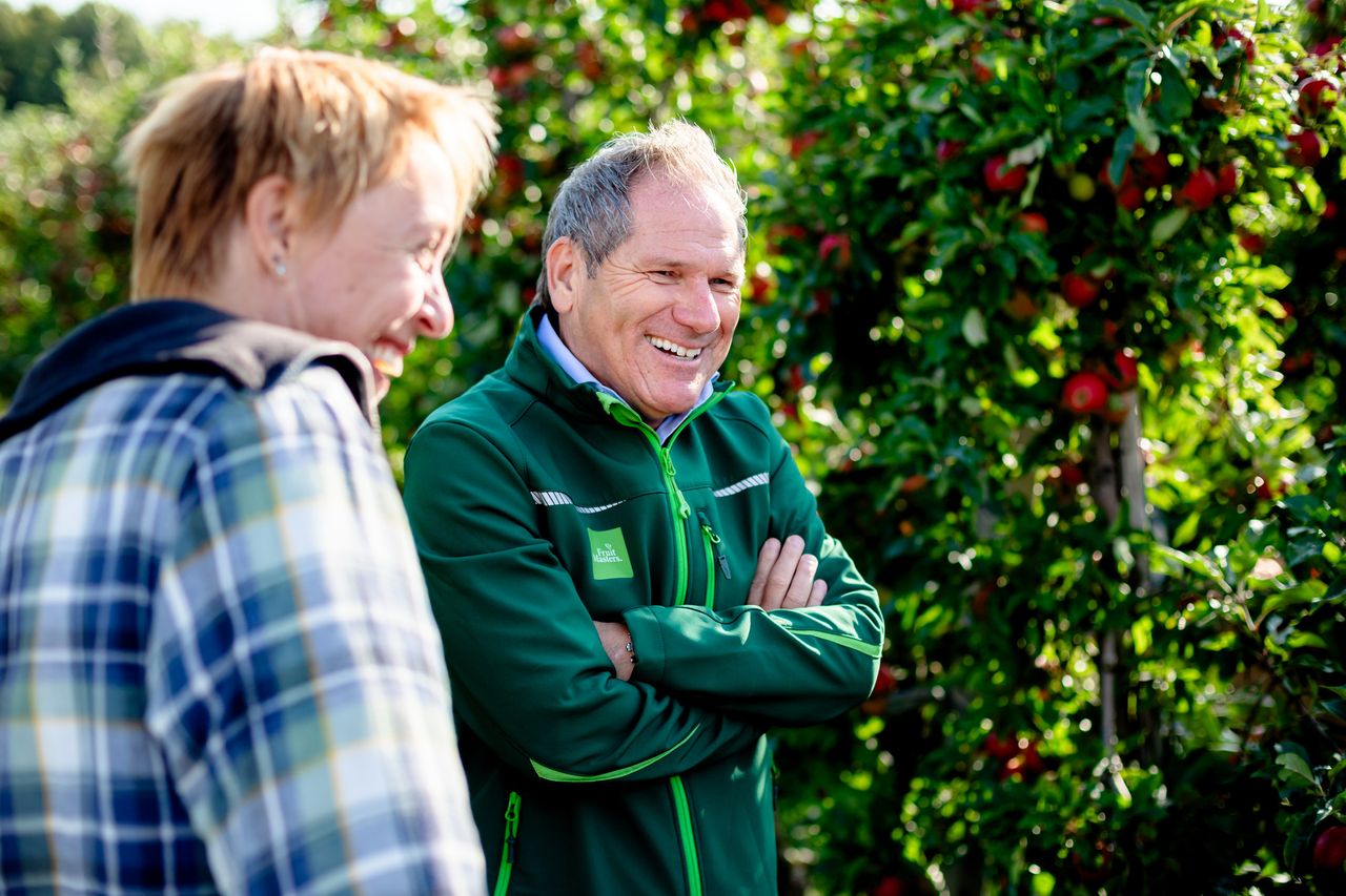 Topman van FruitMasters Adriaan Vis in een boomgaard bij een lidbedrijf. Hij is 5 jaar lid van de directie van FruitMasters. In 2023 werd hij algemeen directeur. Foto: FruitMasters
