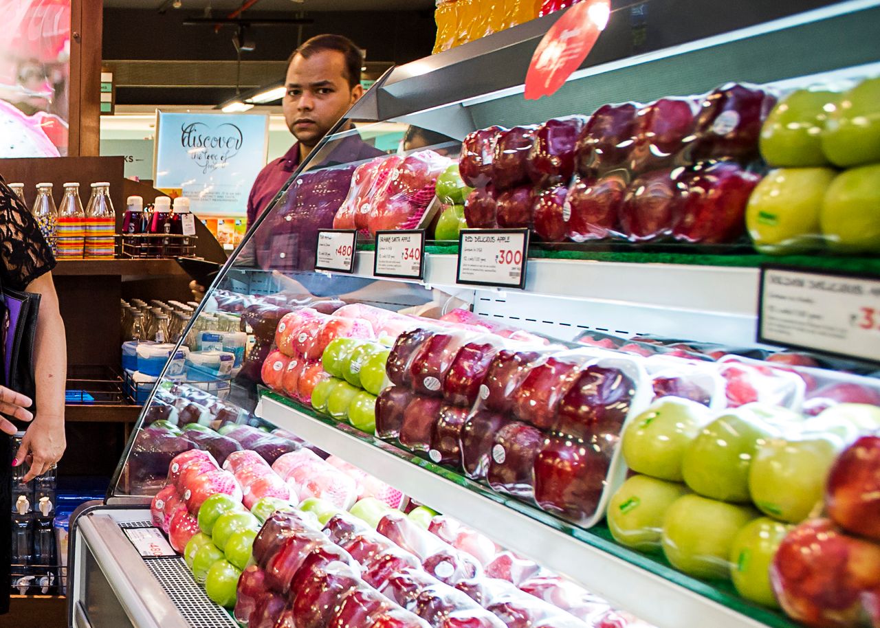 Appels in een supermarkt in India. - foto: ANP