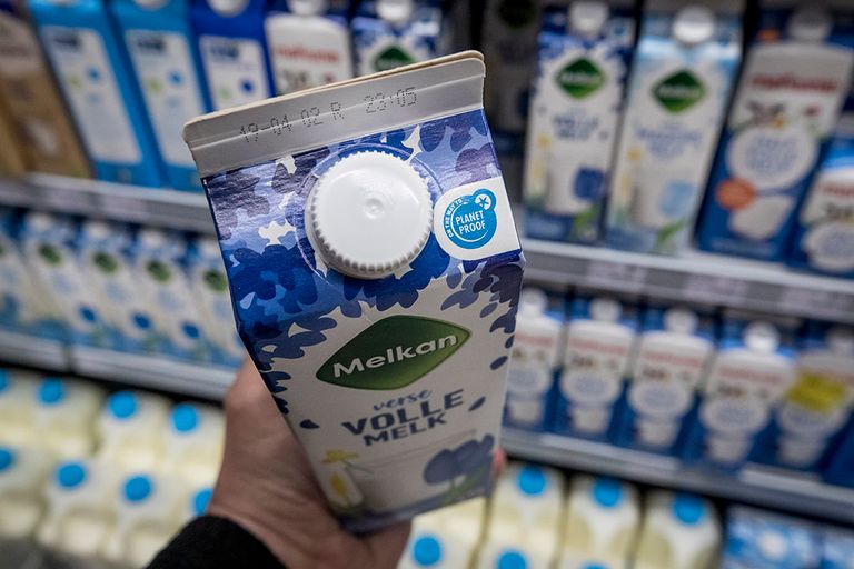 Melk met het PlanetProof-label in de supermarkt. - Foto: Koos Groenewold