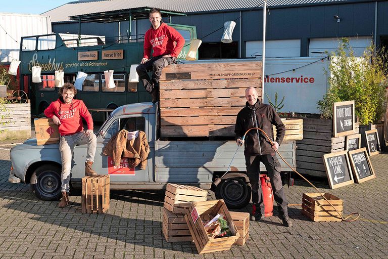 Sinds corona draait De TimpDrive, een snackbar-drive-in op het terrein van evenementen cateraar De Timp in Zieuwent. Vlnr: Tijn Spekking van Nathals bier, Luuk Domhof en Dave Holkenborg, beiden van De Timp. - Foto: Hans Prinsen