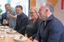 Daan Luining (links) laat Prins Constatijn, Ira van Eelen en Ron Blaauw het eerste kweekvlees-worstje proeven. Foto: Meatable