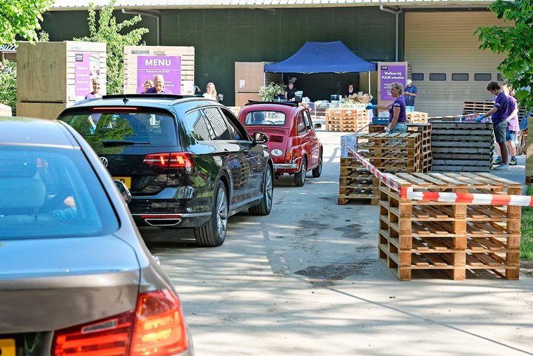 Met acties zoals bij PUURgroenten, maar ook met het normale aanbod aan huisverkoop liep het bij veel tuinders de laatste weken storm. - Foto: Lex Salverda