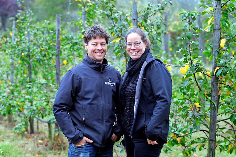 Wemke van den Berg en Jacqueline Danschutter van Fruitbedrijf De Lindegaard in Beusichem (Gld.). - Foto: Ton Kastermans